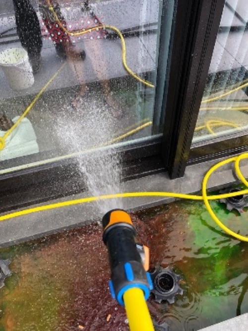 lek in schrijnwerk opsporen rooktest op plat dak vocht opsporen in muur lektesten met kleurwater camera voor onder douche camera-onderzoek in riolering door Lekdetectie VLAANDEREN lek in schrijnwerk opsporen rooktest op plat dak vocht opsporen in muur lektesten met kleurwater camera voor onder douche camera-onderzoek in riolering door Lekdetectie VLAANDEREN